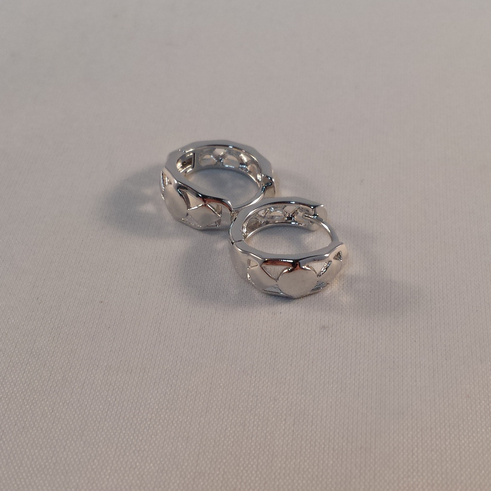 18K White Gold Carved Huggie Hoop Earrings 15mm - Picture 3 of 4